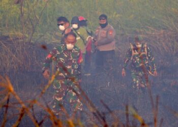 Tim Gabungan Berjibaku Padamkan Api di Kenyamukan, Asap Tebal Ganggu Jarak Pandang