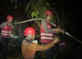 Bersama Tim Gabungan, Kompi 2 Batalyon B Pelopor Brimob Kaltim Padamkan Kebakaran Lahan 2 Hektare di Kutai Barat