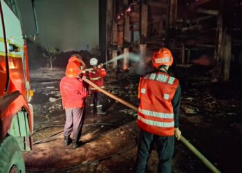 Tim Respons Bencana Batalyon B Pelopor Satbrimob Polda Kaltim Tangani Kebakaran Lahan yang Merembet ke Gudang di Palaran