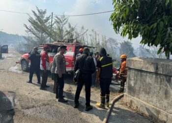 Polsek Sungai Pinang Back Up Penanganan Kebakaran Lahan di Muara Badak