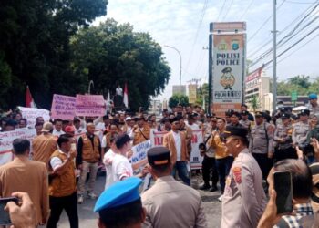 Peringati Hari Tani Nasional, Ratusan Pekerja Sawit PTPN IV Demo Polres Labuhanbatu: Kasat Reskrim Janji Segera Tangkap Pelaku