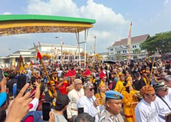 Erau Adat Kutai 2026 Ditutup Meriah, Polres Kukar Pastikan Prosesi Mengulur Naga dan Belimbur Berlangsung Aman