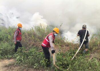 Brimob Kaltim Padamkan Kebakaran Lahan Gambut di Kukar, Area Terbakar Capai 10 Hektare
