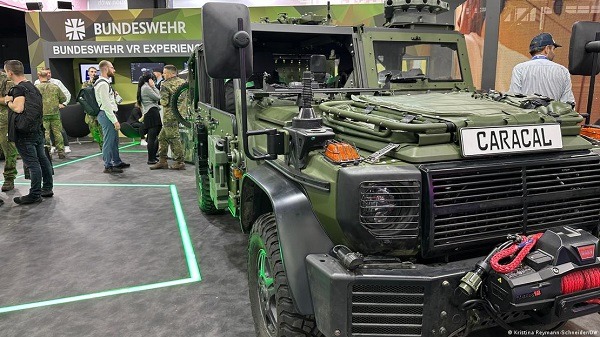 Caracal jadi objek foto populer di stan Bundeswehr, Gamescom