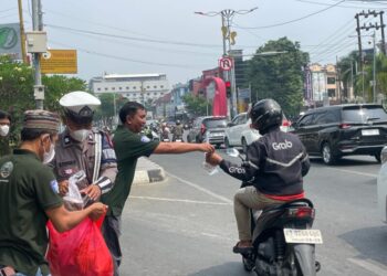 Ojol, Jurnalis, dan Satlantas Polresta Samarinda Gelar Jumat Berkah Sekaligus Kampanye Tertib Lalu Lintas