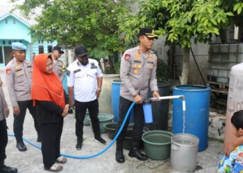 Polres PPU Salurkan Air Bersih untuk 17 KK di Gang Pentol