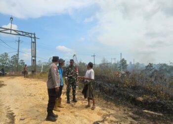 Polisi dan Warga Padamkan Karhutla di Manggar Balikpapan