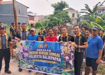 Antisipasi Musim Hujan, Polresta Balikpapan dan Warga Bersihkan Drainase Sepinggan Raya