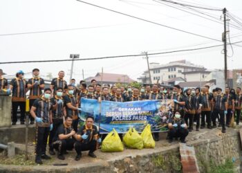 Antisipasi Banjir, Polres Paser Bersama Masyarakat Bersihkan Sungai dan Drainase