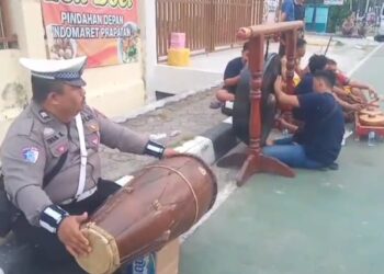Hibur Warga dengan Tabuhan Gendang Jawa, Polisi di Balikpapan Sampaikan Pesan Kamtibmas Lewat Seni