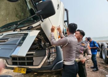 Ditlantas Polda Kaltim Periksa Kelayakan Kendaraan Angkutan Barang, Tekankan Pentingnya Keselamatan Berkendara