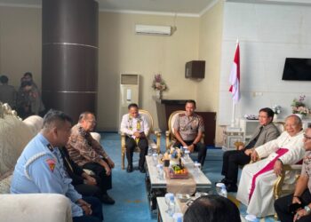 Kapolres PPU Sambut Hangat Kunjungan Pastoral Kardinal Mgr. Ignatius Suharyo Hardjoatmodjo di Bandara Sepinggan