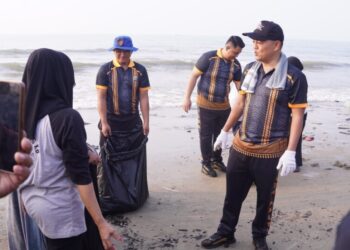 Satbrimob Polda Kaltim Bersama Jajaran Gelar Aksi Bersih Pantai Dusit Dukung Green Policing