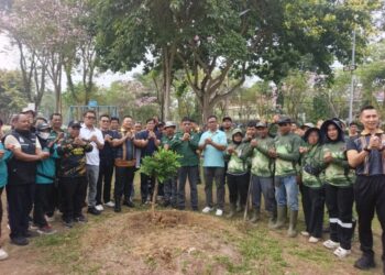 Kapolda Kaltim Ajak Warga Waspadai Banjir, Gelar Kerja Bakti di Taman Tiga Generasi
