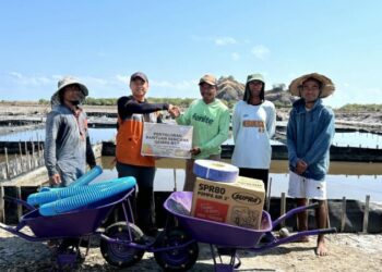 Tambak Rusak Diterjang Tsunami, Petani Garam Nagekeo Terima Bantuan Peralatan Usaha