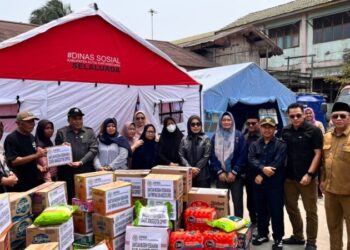 Ketua DPRD Kukar Bersama Jajaran, Tinjau Lokasi Pasca Kebakaran dan Salurkan Bantuan untuk Warga di Kel. Melayu