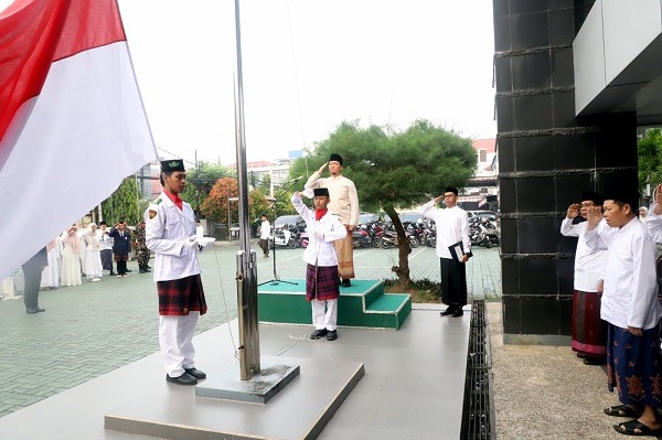 Upacara Hari Santri Nasional 2026 di halaman Kantor Wilayah Kementerian Agama Provinsi Kalimantan Timur, Kamis (22/10/2026).